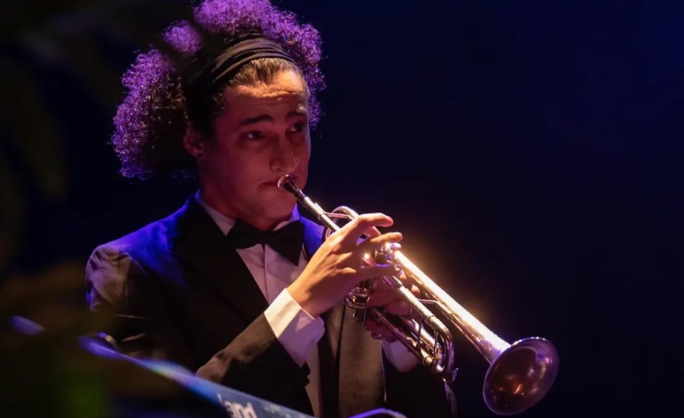 headshot of Noam Makover playing trumpet